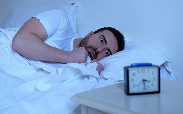 Homme masturbation sommeil
