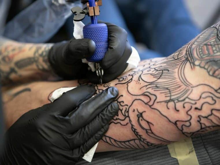 Homme tatouage dangers