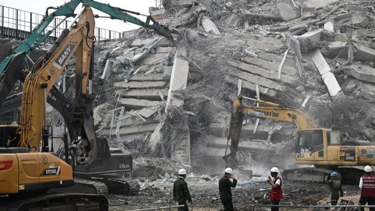 Pere batiment effondre