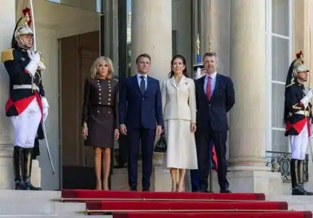 Emmanuel Macron esquive discrètement un geste de sa femme lors d'une réception officielle à l'Elysée