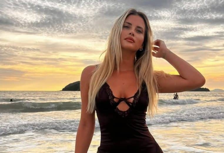 Kelly Vedovelli en couple ? Elle dévoile par erreur l'identité de son nouveau chéri en plein live