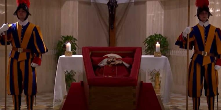 Mort du pape François : voici les premières photos du pape dans son cercueil