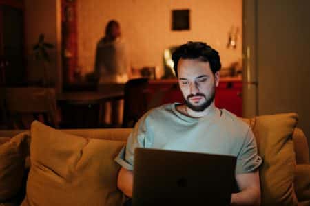 Relations : peut-on vraiment régler ses problèmes de couple avec ChatGPT ?