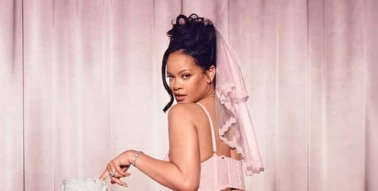 Rihanna en dentelle rose et porte-jarretelles : ces nouvelles photos qui embrasent la Toile