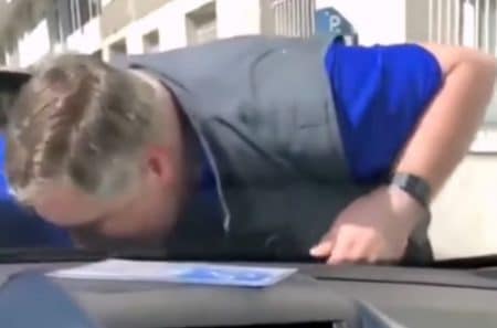 Conductrice VTC filme un homme lécher son capot de voiture