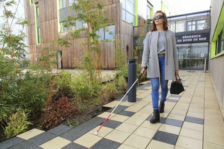 Femme aveugle canne