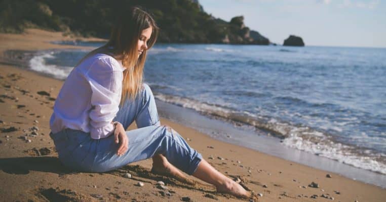 Femme aveugle plage