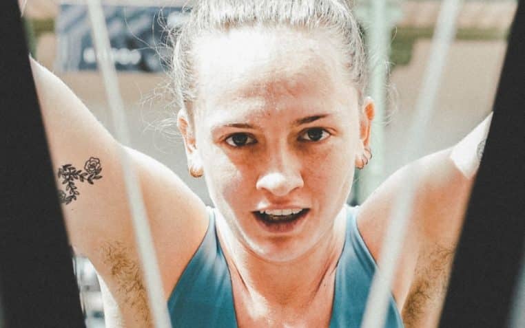 Marie Cay reçoit des commentaires sexistes à cause de ses poils sous les bras