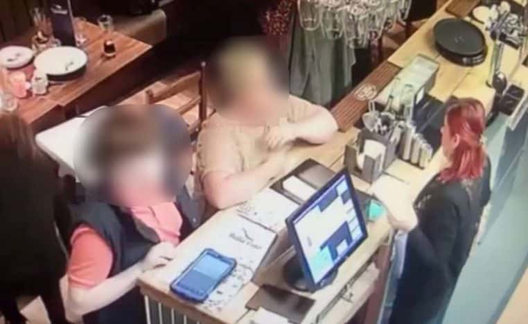 Famille part du restaurant sans payer