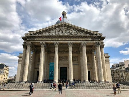 Une adolescente de 17 ans saute du toit du Panthéon