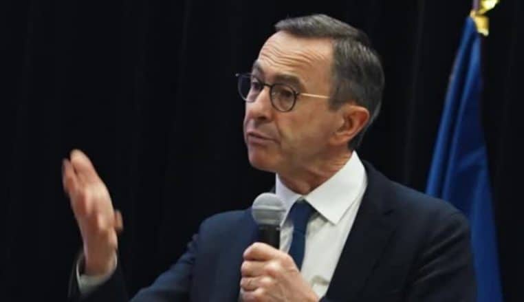 Bruno Retailleau veut interdire le voile à l'université