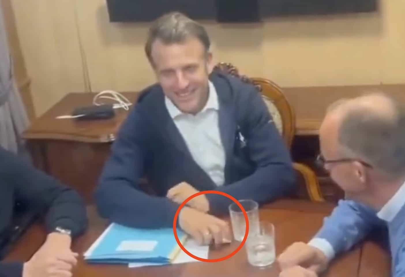 emmanuel macron cache main video
