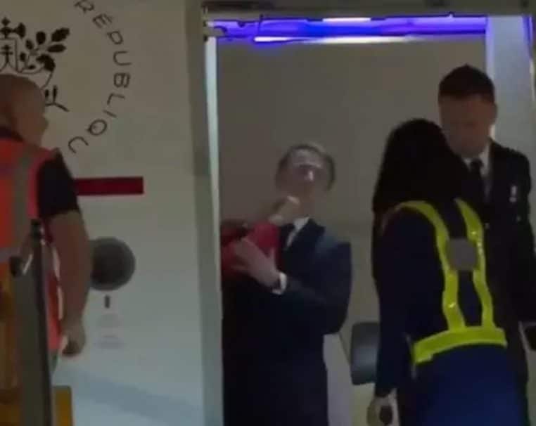 emmanuel macron gifle brigitte macron avionn