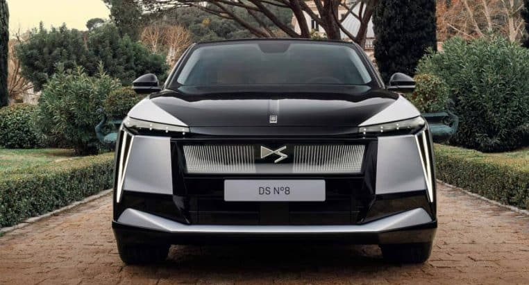 Emmanuel Macron s'affiche dans sa nouvelle voiture présidentielle : la DS 8 100% électrique