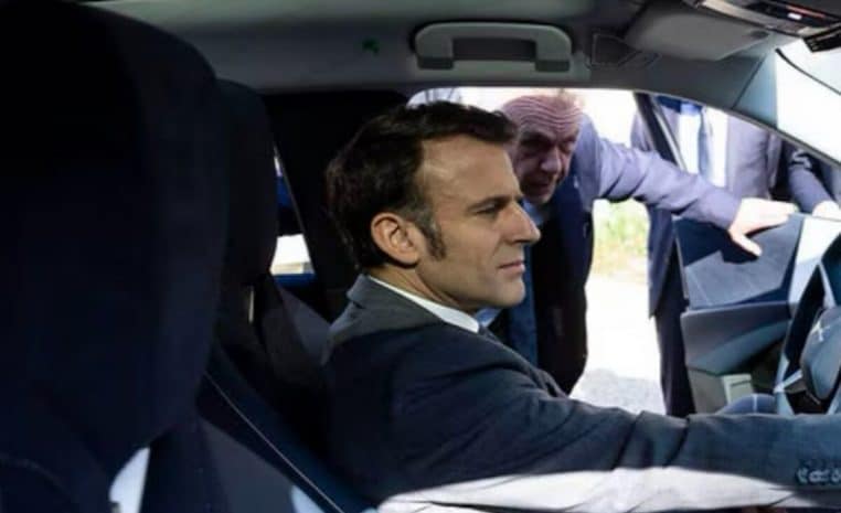 Emmanuel Macron s'affiche dans sa nouvelle voiture présidentielle : la DS 8 100% électrique 