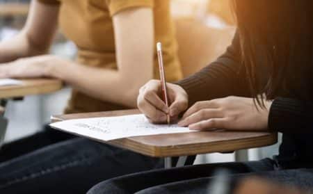 étudiant faux mail examen insolite