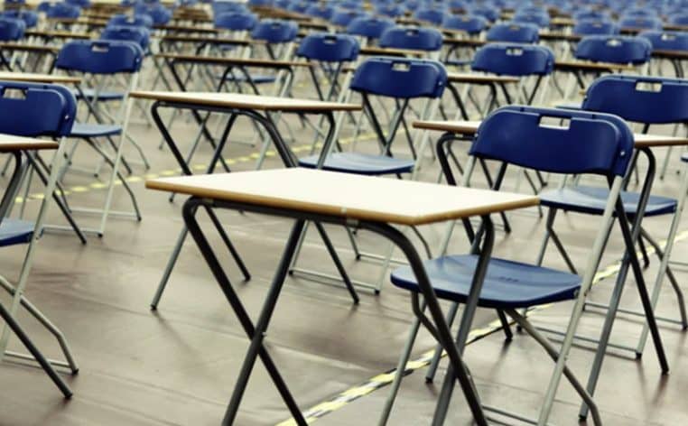 étudiant faux mail examen insolite