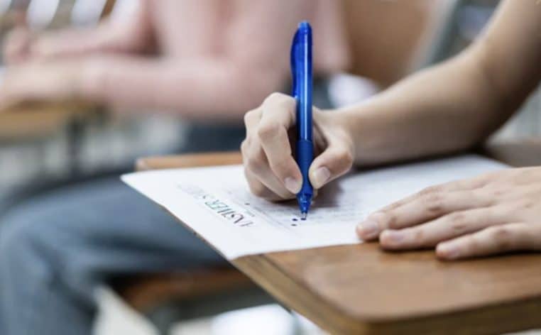 étudiant faux mail examen insolite
