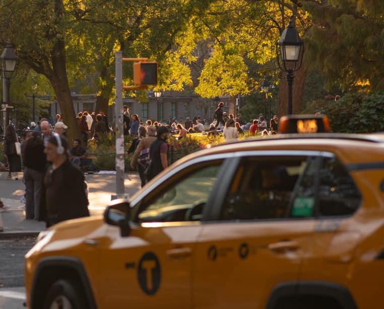 Un taxi refuse de transporter une femme à l'hôpital alors qu'elle est sur le point d'accoucher : elle donne naissance à son enfant dans la rue