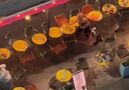 Une femme lance la vaisselle d'un restaurant