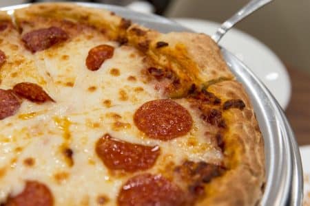 Fillette de 3 ans hospitalisée après avoir mangé une pizza contenant du verre : Auchan propose une carte cadeau de 70 euros à ses parents