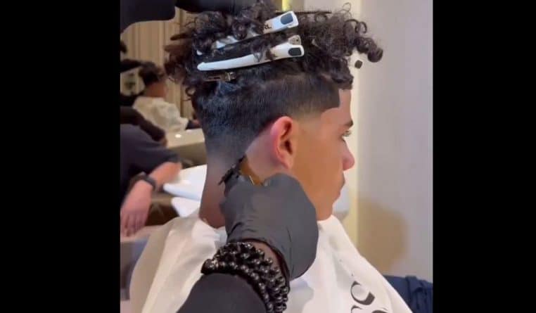 Le fils de Cristiano Ronaldo demande la même coupe que son père chez le coiffeur
