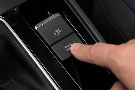Le frein de votre voiture cache une fonction que peu de conducteurs connaissent (et elle change tout)