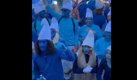 Des milliers de Schtroumpfs rassemblés à Landerneau (Bretagne) pour un record du monde