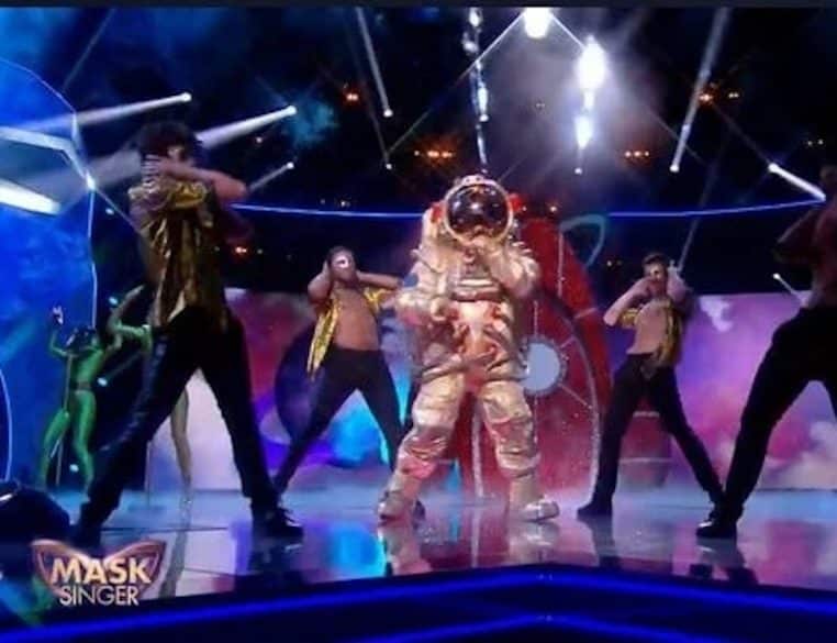 mask singer pierre palmade vomi dans son casque - copie