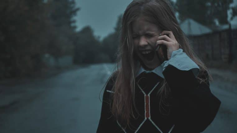 Fille crie au téléphone