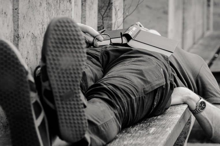 Sieste homme avec livre