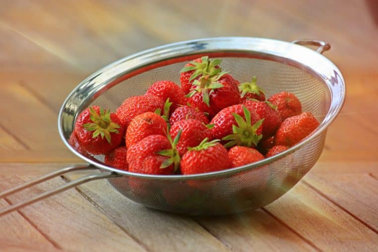 , fruit, red, cute, food, yummy, vitamins, summer, ripe, meal, healthy, strawberry fruit, tasty, nature, fresh, sieve, metal screen, clean, sieve, sieve, sieve, sieve, sieve