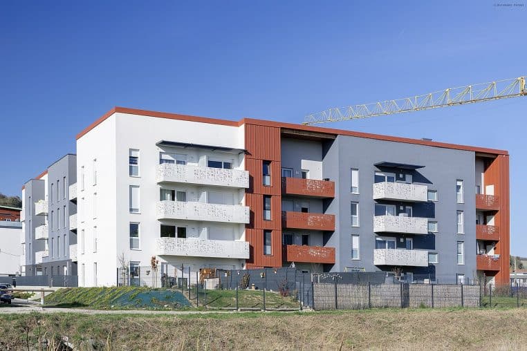 Photo d’un immeuble résidentiel moderne.