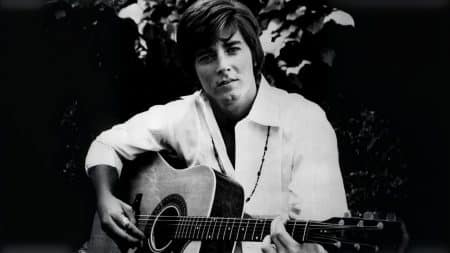 Bobby Sherman jouant de la guitare en 1969.