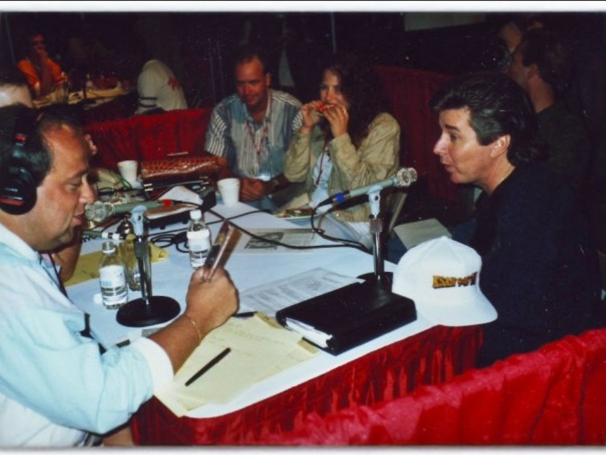 Bobby Sherman et Steve Cochran pendant un repas.
