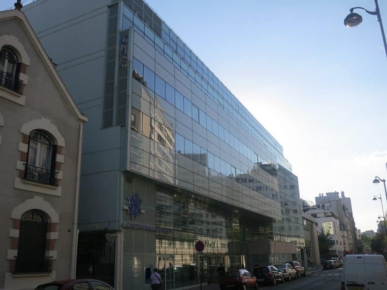 façade d’un bâtiment CAF à Paris 15e, enseigne bleue