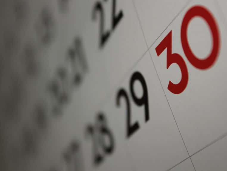 Gros plan flou d’une page de calendrier.