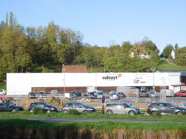 Façade d’un supermarché Colruyt avec travaux de rénovation.