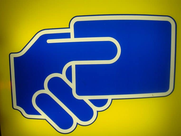 Logo carte jaune et bleu avec logo “La Banque Postale”