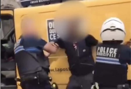 Deux policiers et livreur La Poste