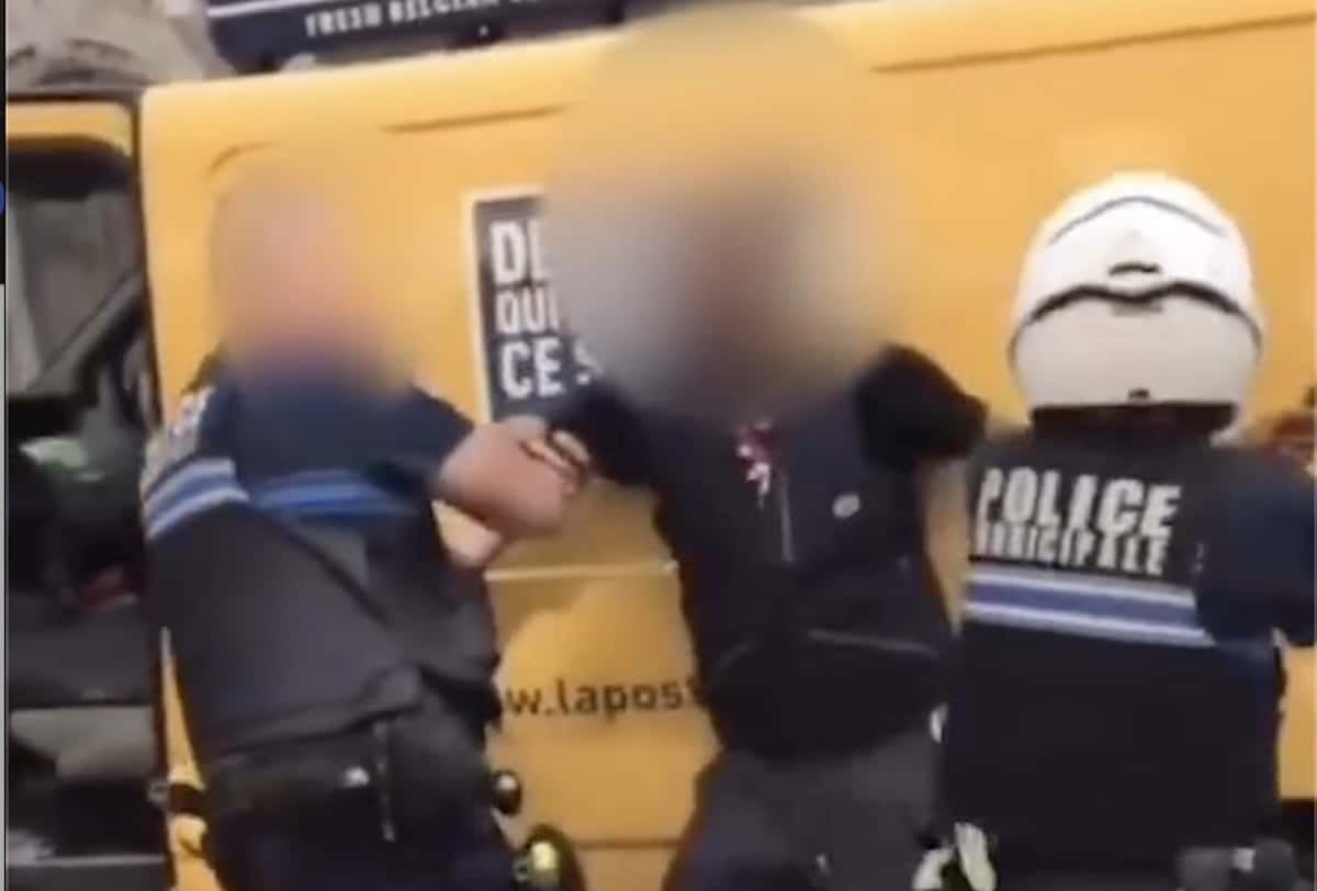 Deux policiers et livreur La Poste