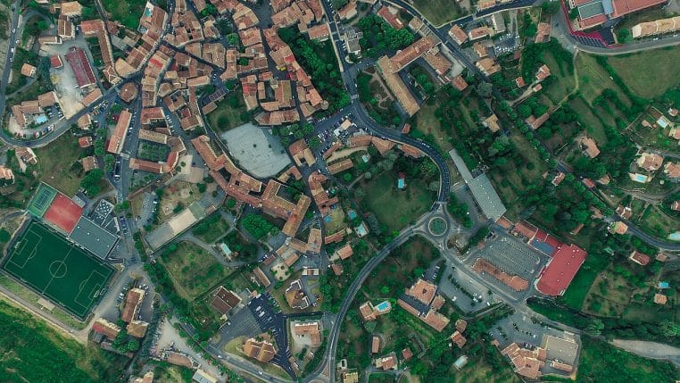 Vue aérienne d’un lotissement français prise par drone