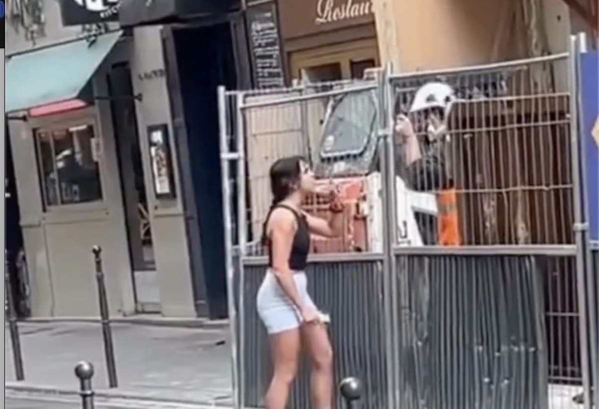 Femme reproche à un ouvrier