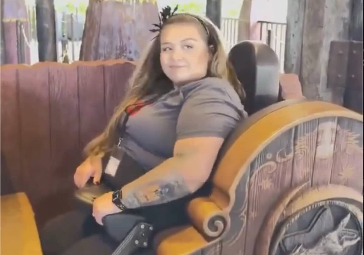 Femme plus size au parc d'attraction