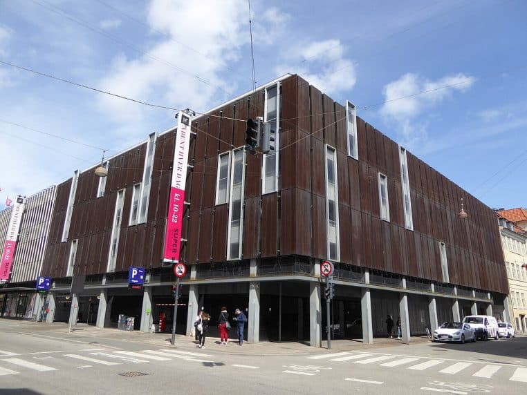 architecture moderne en béton ajouré avec rampes visibles en façade.