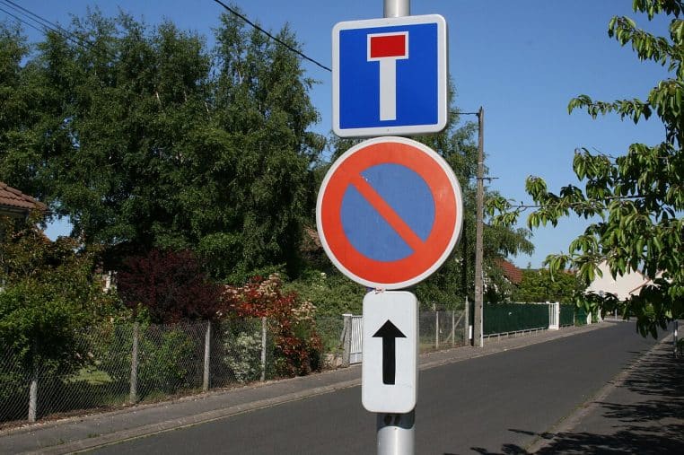 Panneau B6a1 stationnement interdit avec panonceau flèche vers le haut.