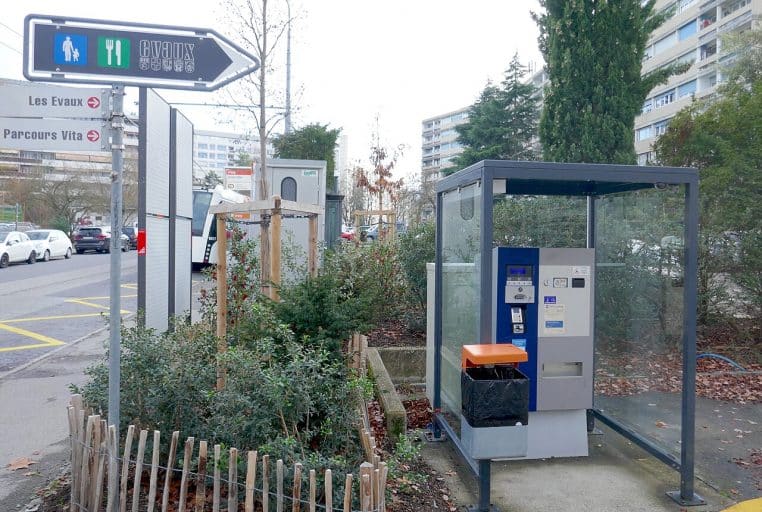 portail d’accès avec signalétique « P » bleu, caméras et marquage au sol.