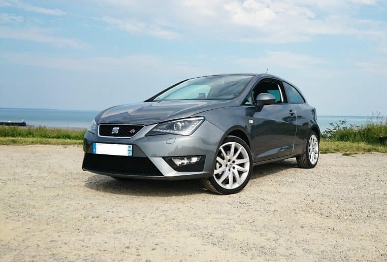 Face avant d’une SEAT Ibiza SC rouge en extérieur