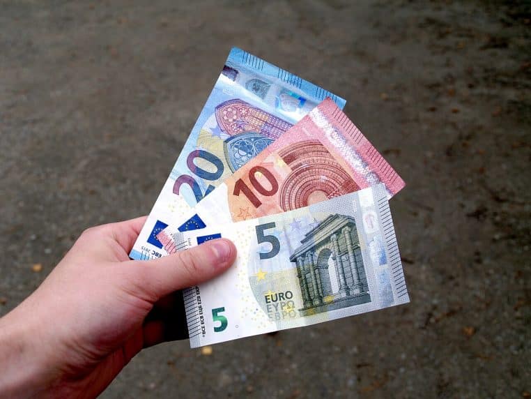 Main tenant les coupures de 5, 10 et 20 €
