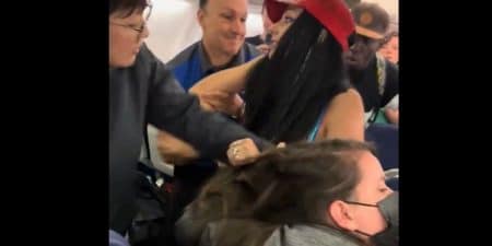 Une femme ivre agresse une autre passagère et lui crache dessus à bord d'un avion (Vidéo)